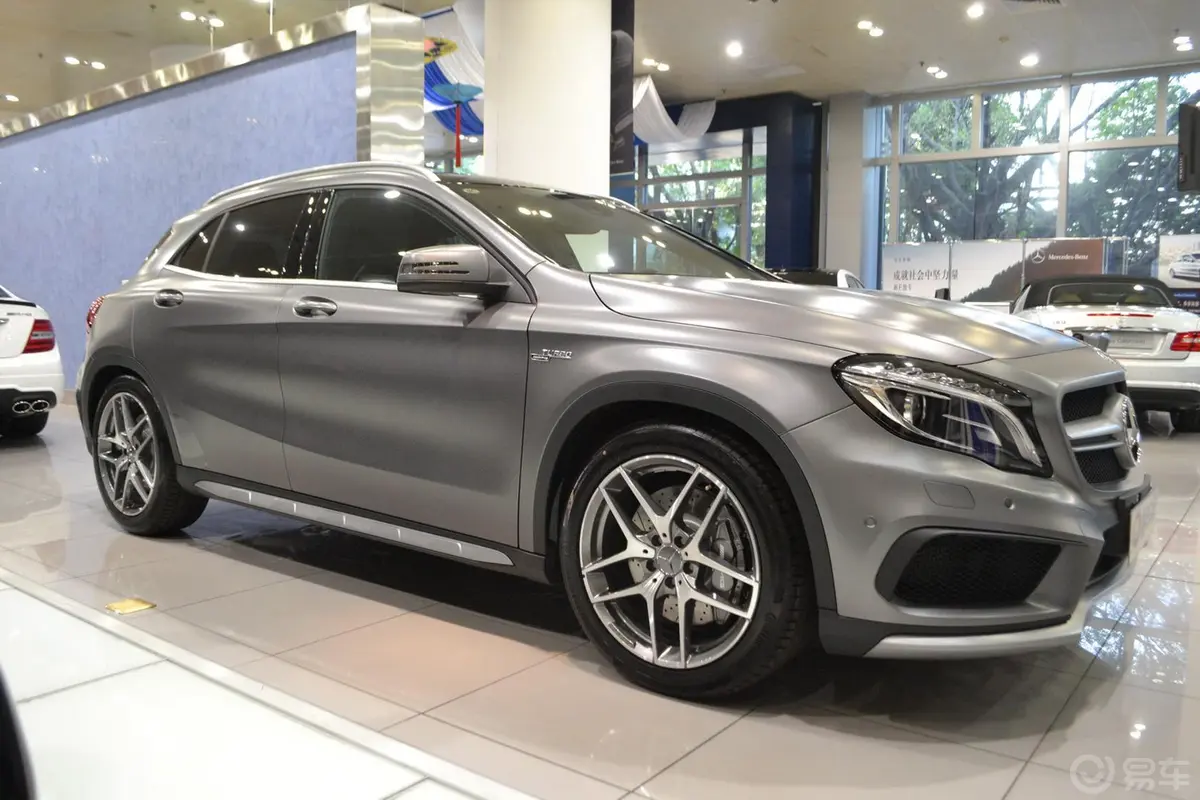 奔驰GLA AMGGLA 45 AMG 4MATIC正侧车头向右水平