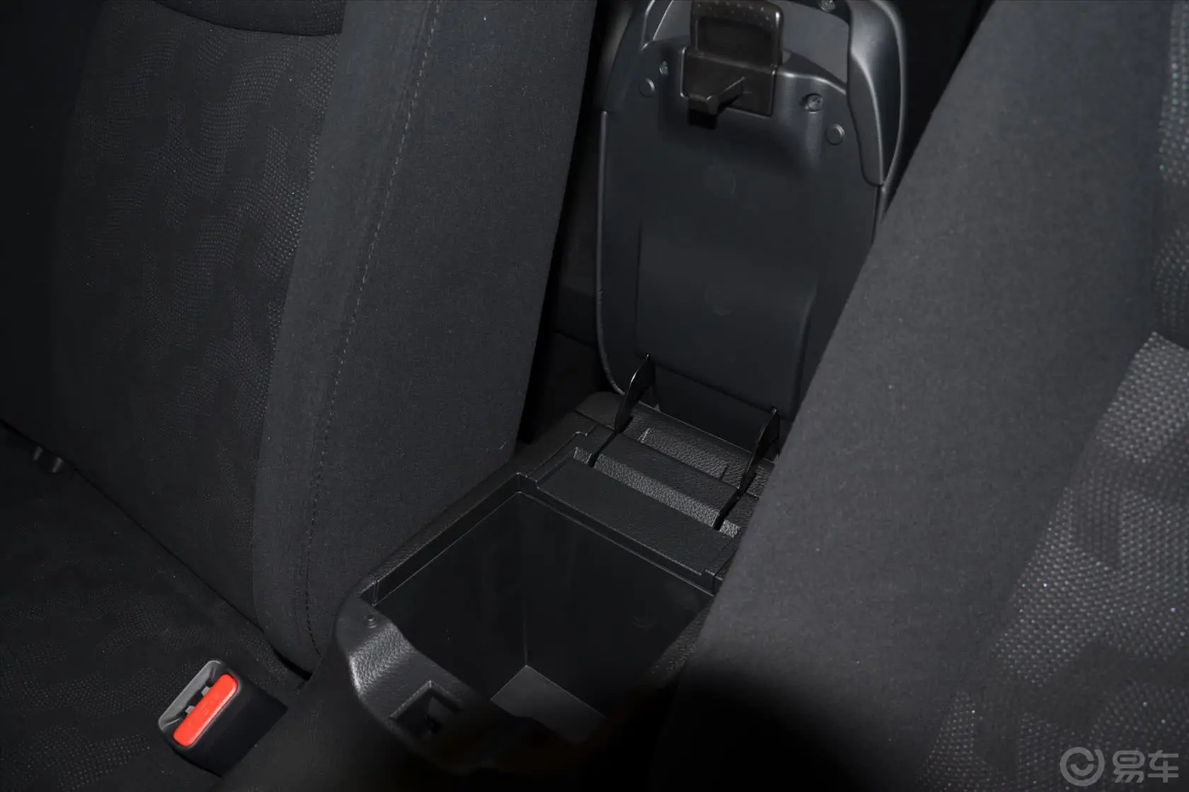 骐达1.6 XE CVT 舒适型前排中央扶手箱空间