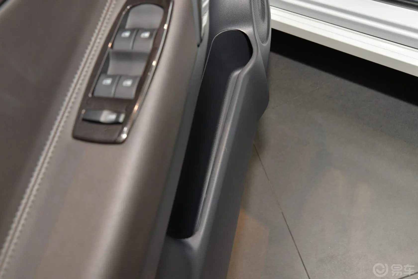 科雷傲(进口)2.5L 四驱 Touring限量版驾驶员门储物盒