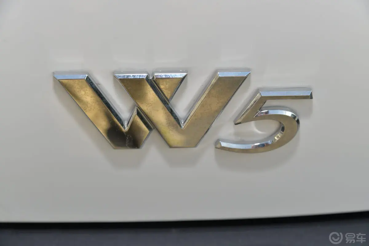 荣威W51.8T 手动 两驱 驰域特装版尾标