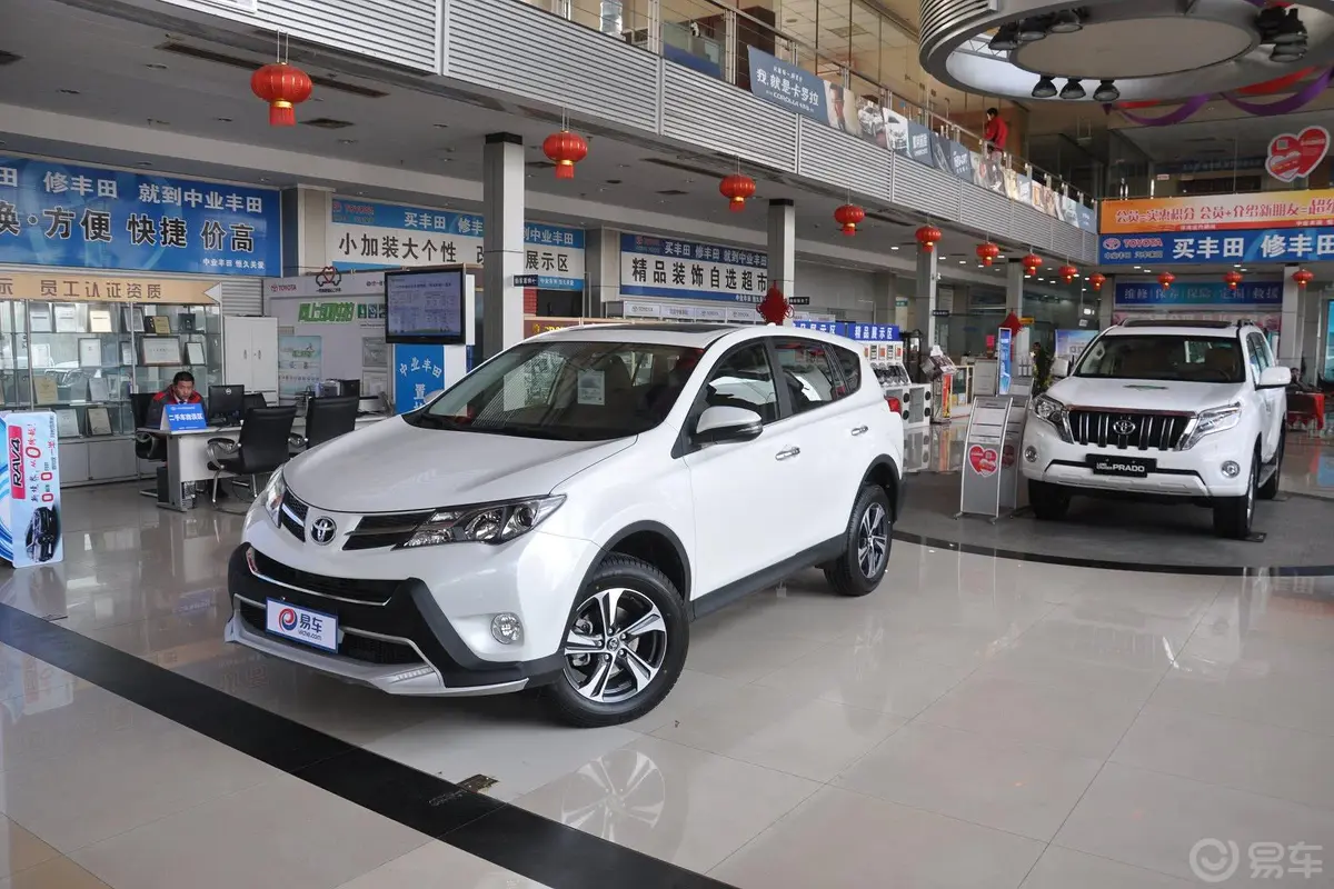 RAV4荣放2.0L CVT 新锐版侧前45度车头向左水平