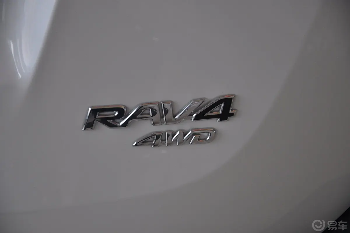 RAV4荣放2.0L CVT 新锐版尾标