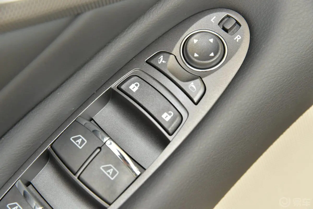 英菲尼迪Q502.0T 豪华版车窗升降键