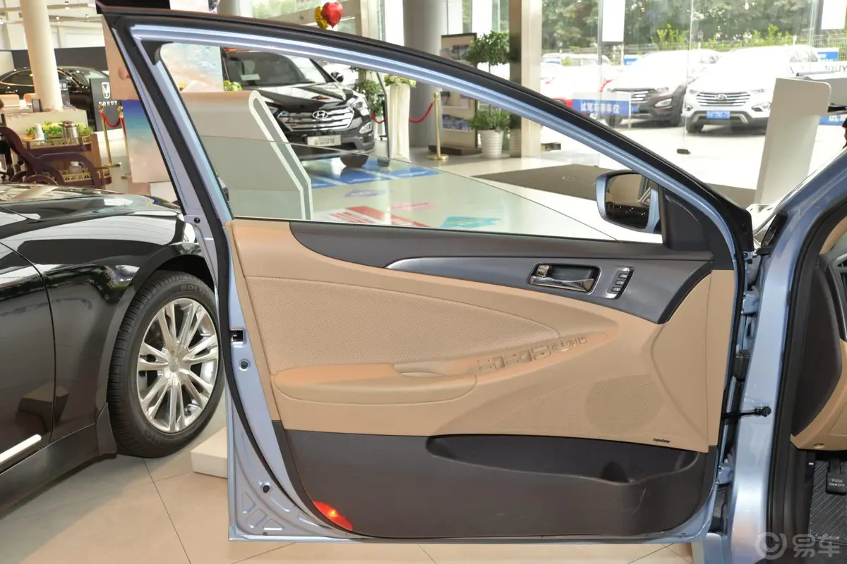 索纳塔(进口)2.0L 自动 Hybrid驾驶员侧车门内门板