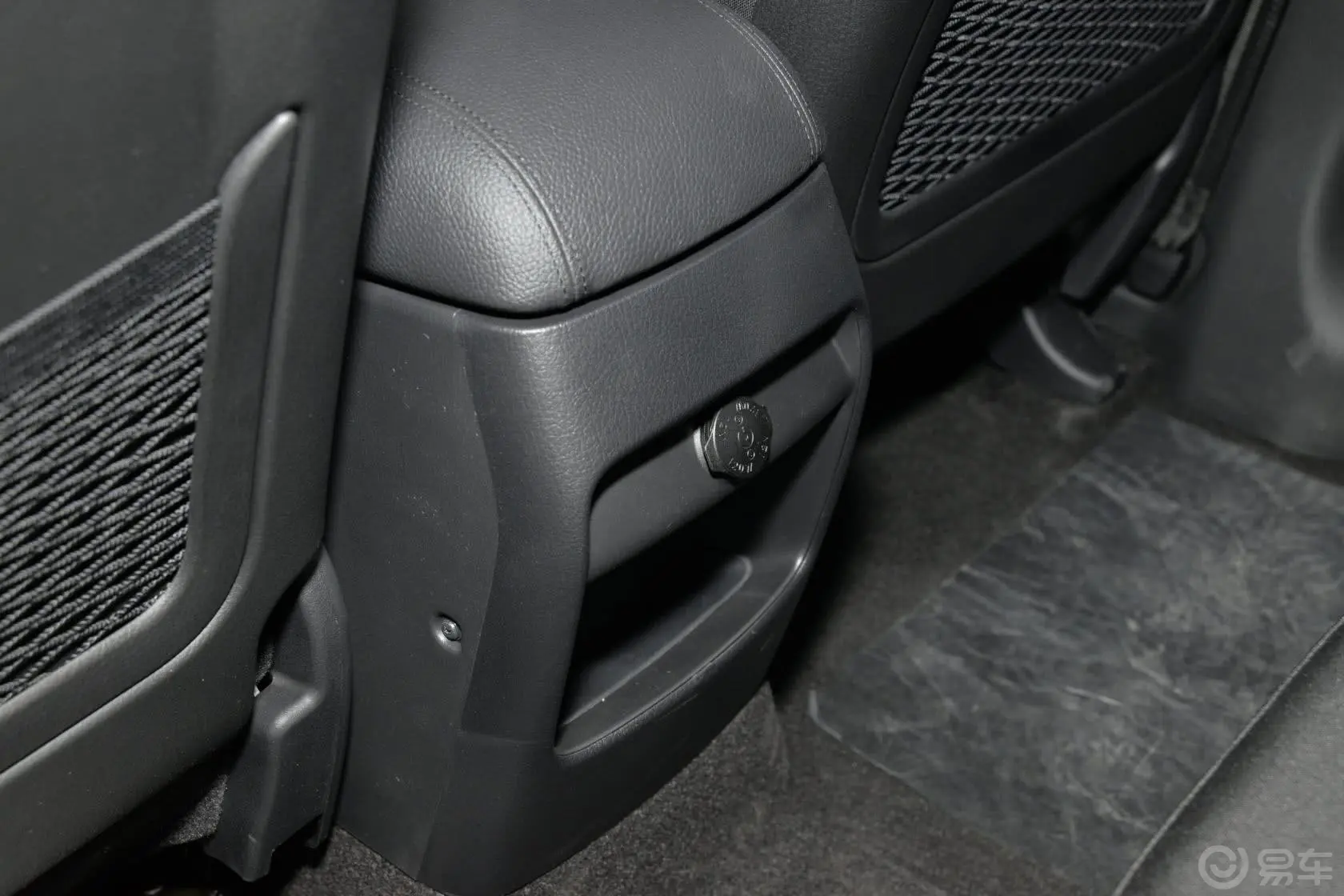索兰托2.4L 汽油 舒适版 五座后排出风口（中央）