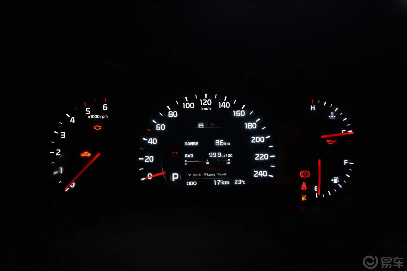 索兰托2.2L 柴油 豪华版 五座仪表盘背光显示