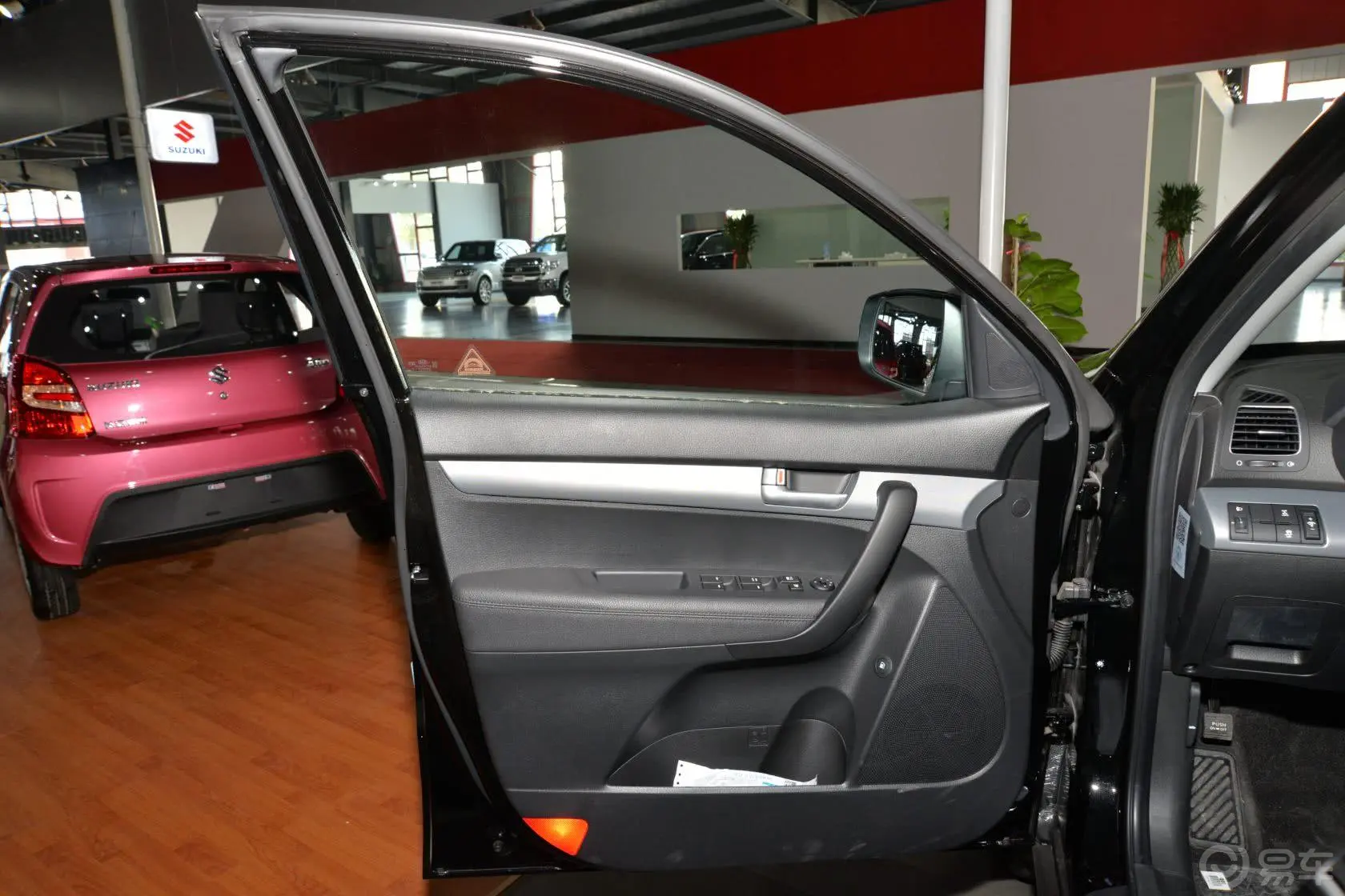 索兰托2.4L 汽油 舒适版 五座驾驶员侧车门内门板