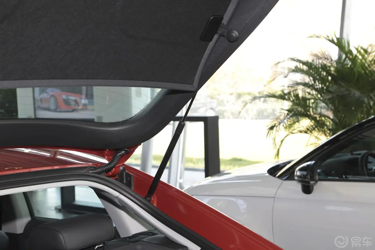奥迪A5Sportback 45 TFSI风尚版行李厢支撑杆