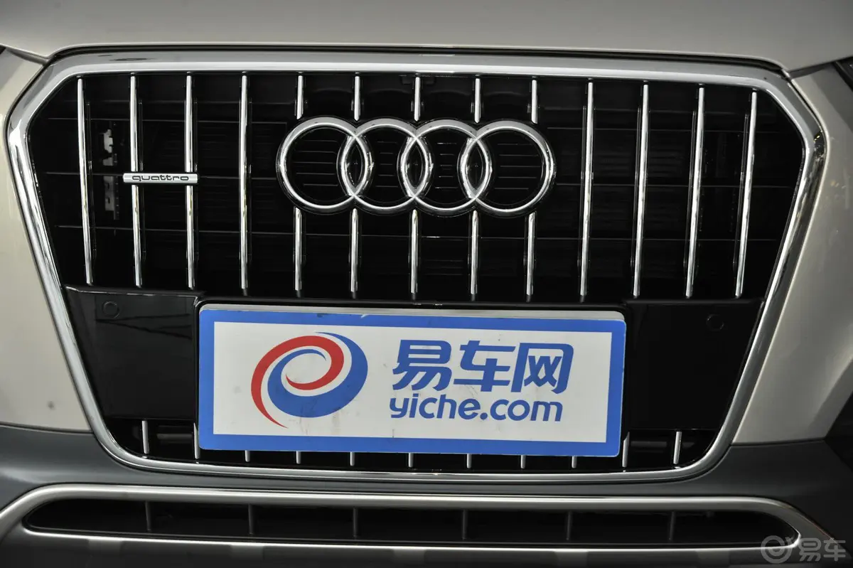 奥迪Q3(进口)40 TFSI 运动型前格栅侧俯拍