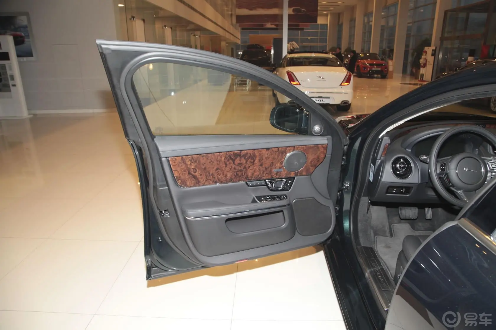 捷豹XJ2.0T 手自一体 两驱 全景商务版驾驶员侧车门内门板