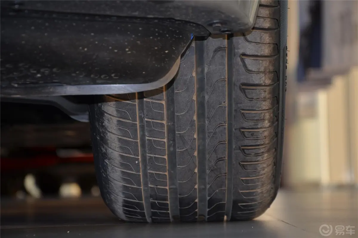 宝马3系328i xDrive 运动设计套装轮胎花纹