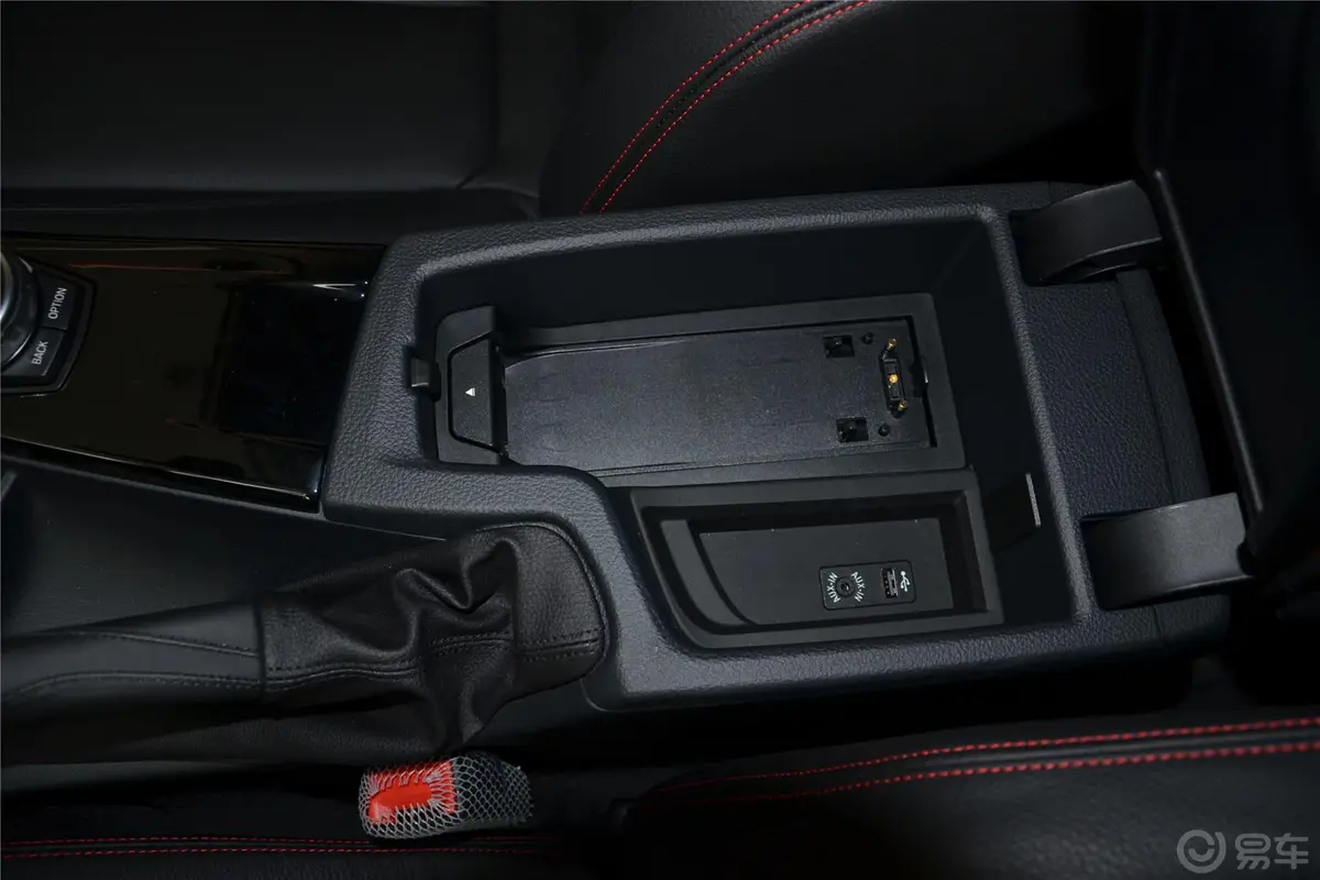宝马3系328i xDrive 运动设计套装前排中央扶手箱空间