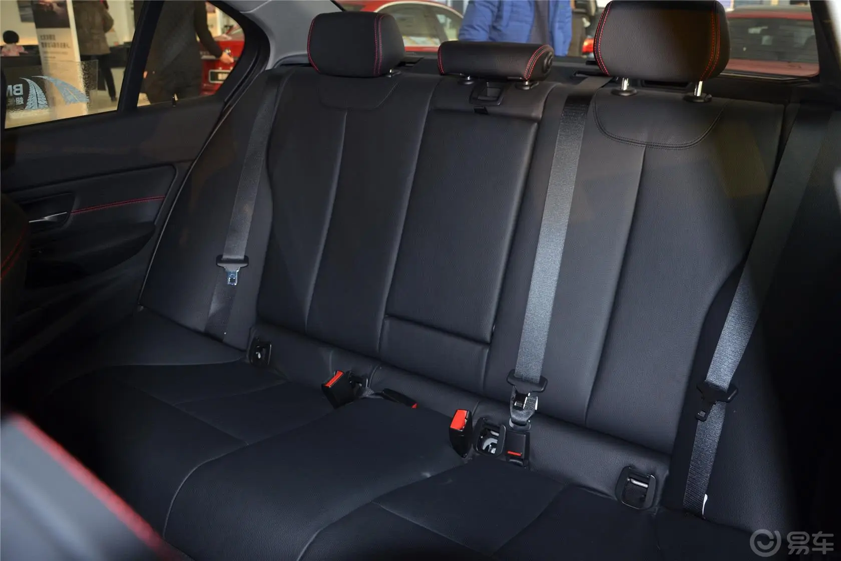 宝马3系328i xDrive 运动设计套装后排座椅