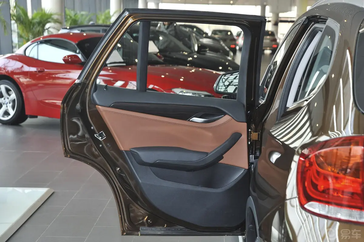 宝马X1xDrive28i X设计套装驾驶员侧车门内门板
