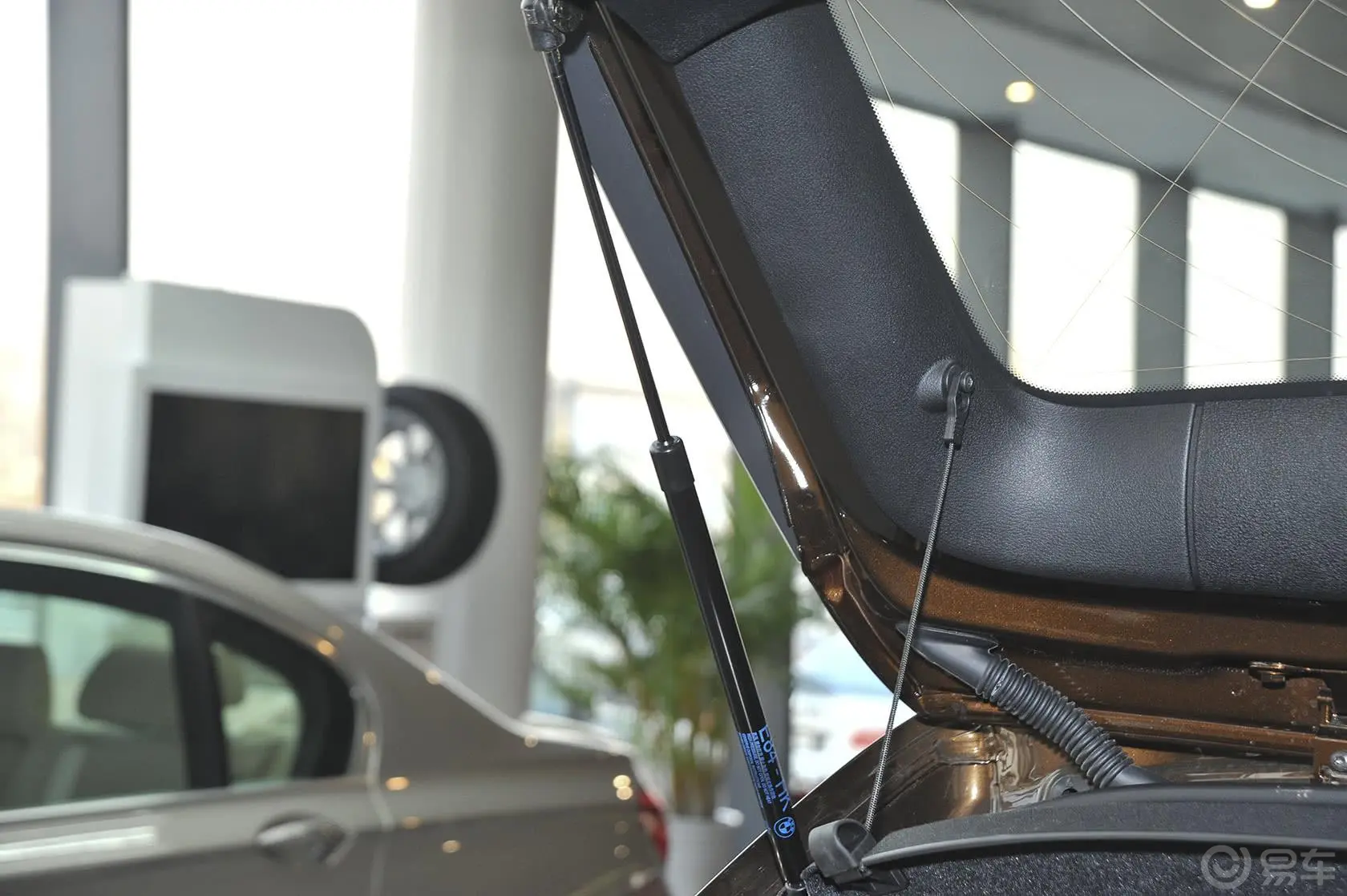 宝马X1xDrive28i X设计套装行李厢支撑杆