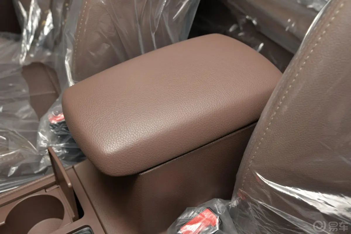 众泰Z3001.5L 都市版 手动 尊贵型前排中央扶手箱