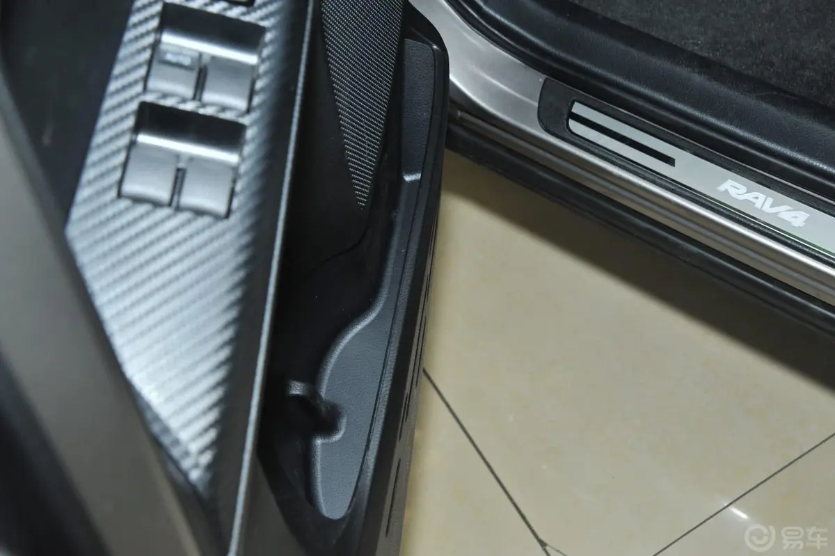 RAV4荣放2.5L 手自一体 豪华版驾驶员门储物盒