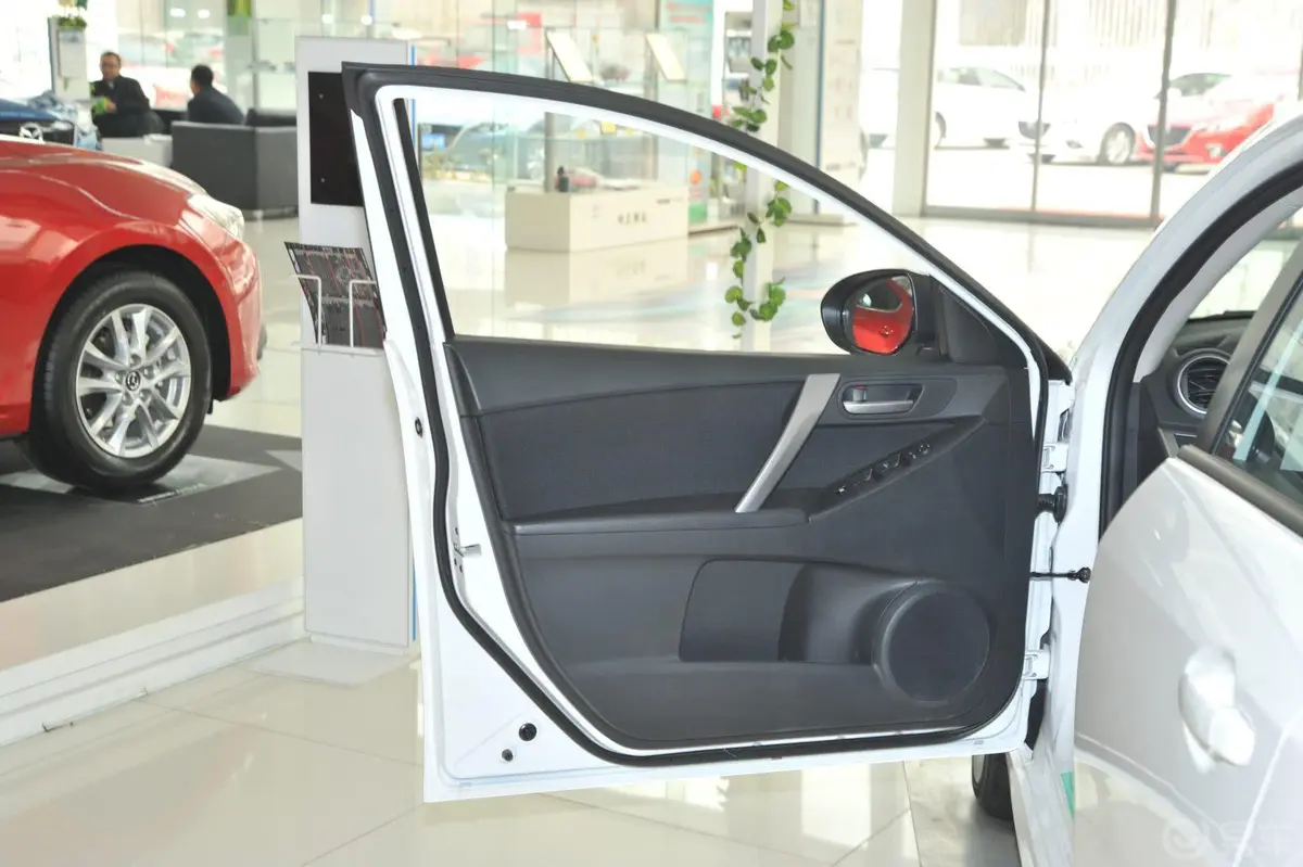 马自达3 星骋两厢 2.0L 自动 运动型驾驶员侧车门内门板