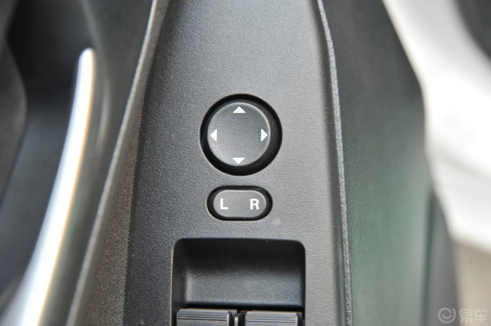 马自达3 星骋两厢 1.6L 自动 精英型外后视镜控制键