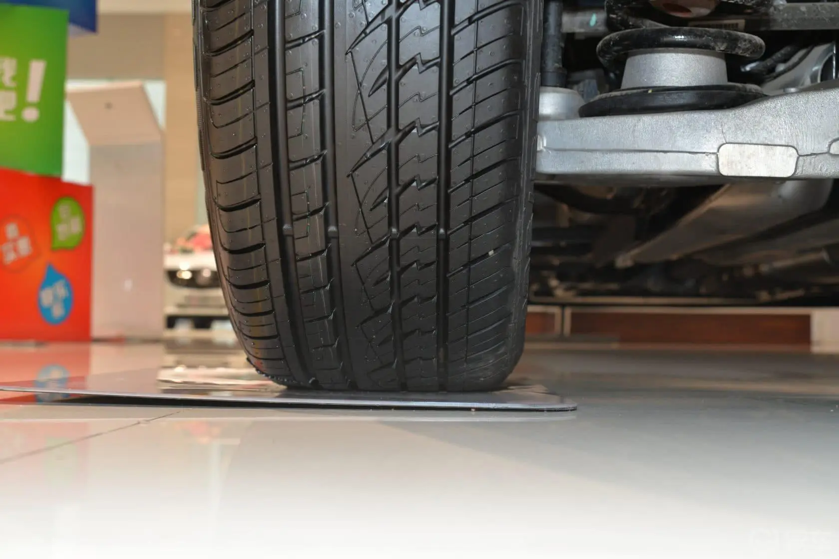 凯迪拉克SRX3.0L 手自一体 领先型轮胎花纹