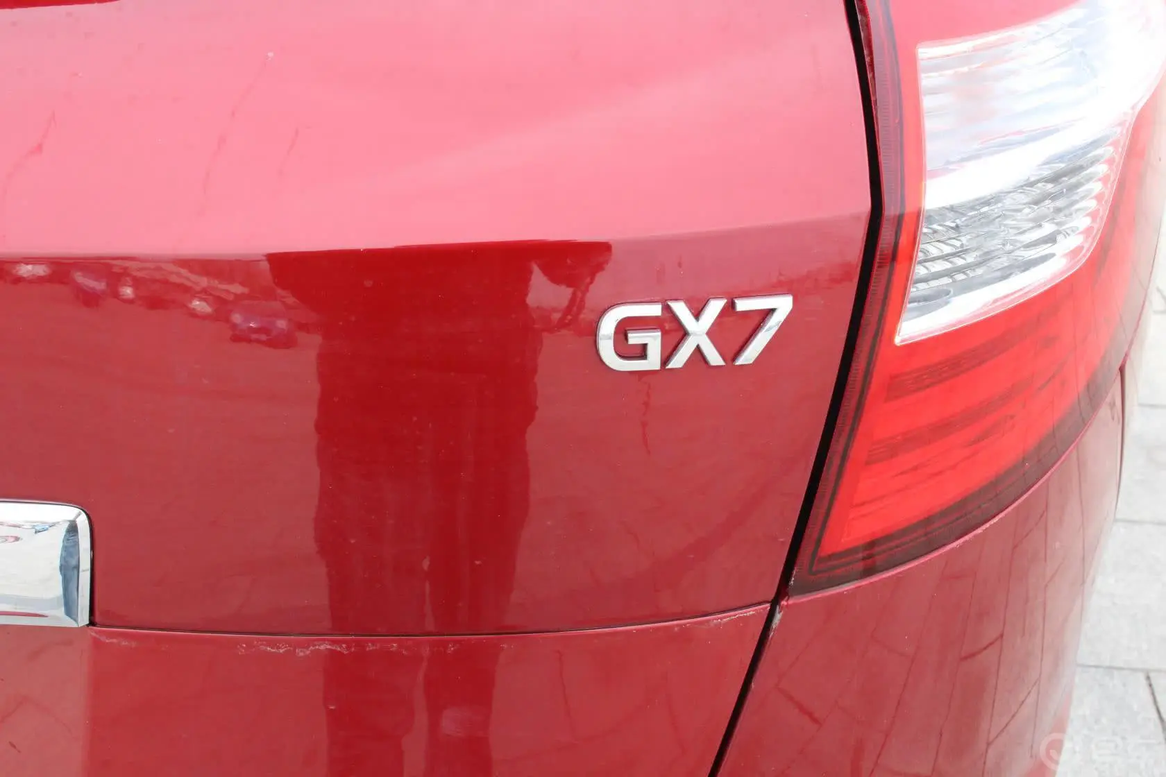 吉利GX7运动版 2.0L 自动 尊享型尾标