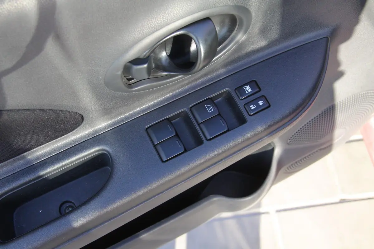 玛驰1.5XV AT 易智版车窗升降键