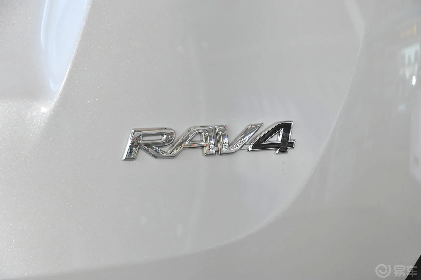 RAV4荣放2.0L CVT 两驱 风尚版尾标