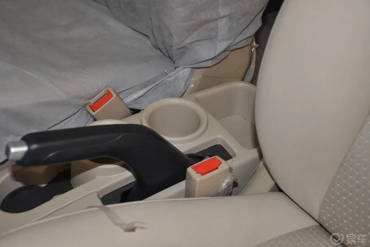 欧诺S1.5L 手动 精英版前排中央扶手箱
