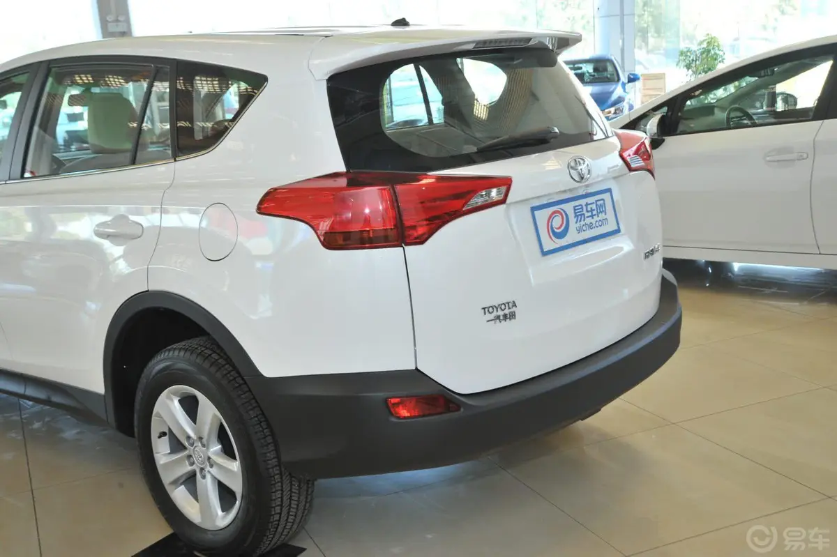 RAV4荣放2.0L 手动 都市版车尾局部