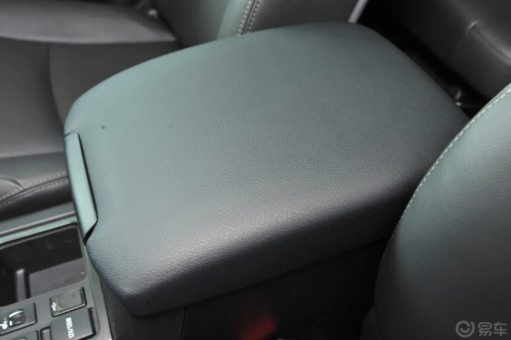 普拉多4.0L V6 TX-L NAVI前排中央扶手箱