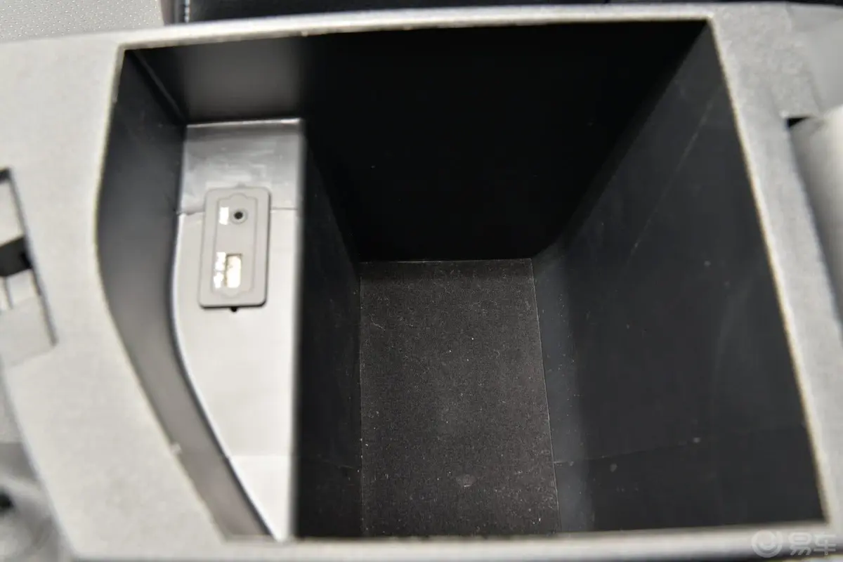 众泰T6001.5T 手动 尊贵型前排中央扶手箱空间