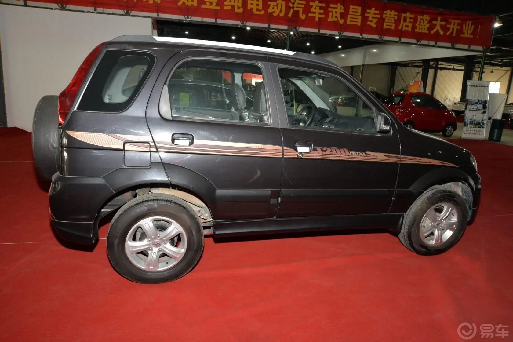 众泰T2001.3L 手动 都市型正侧车头向右水平