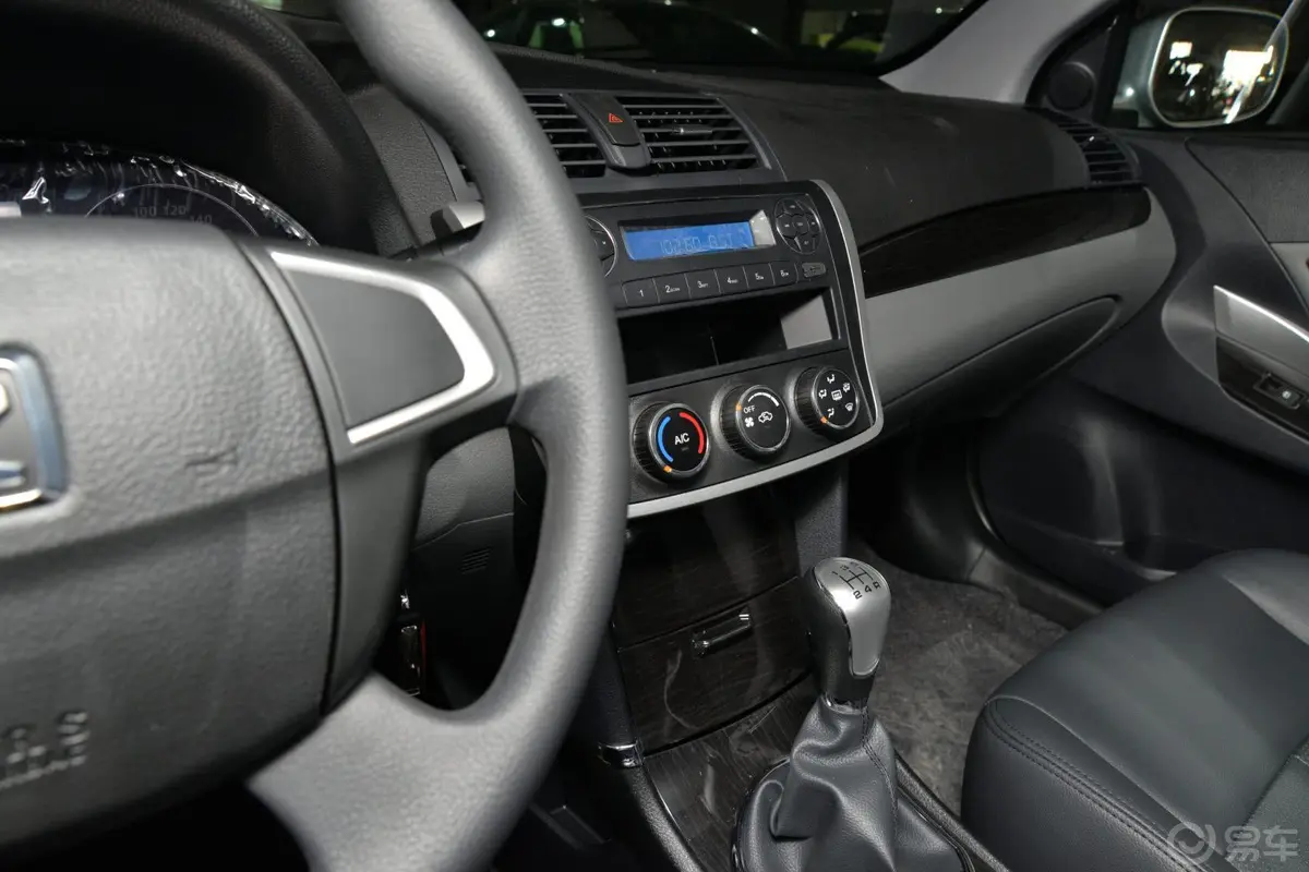 众泰Z3001.5L 驾值版 手动 精英型中控台驾驶员方向