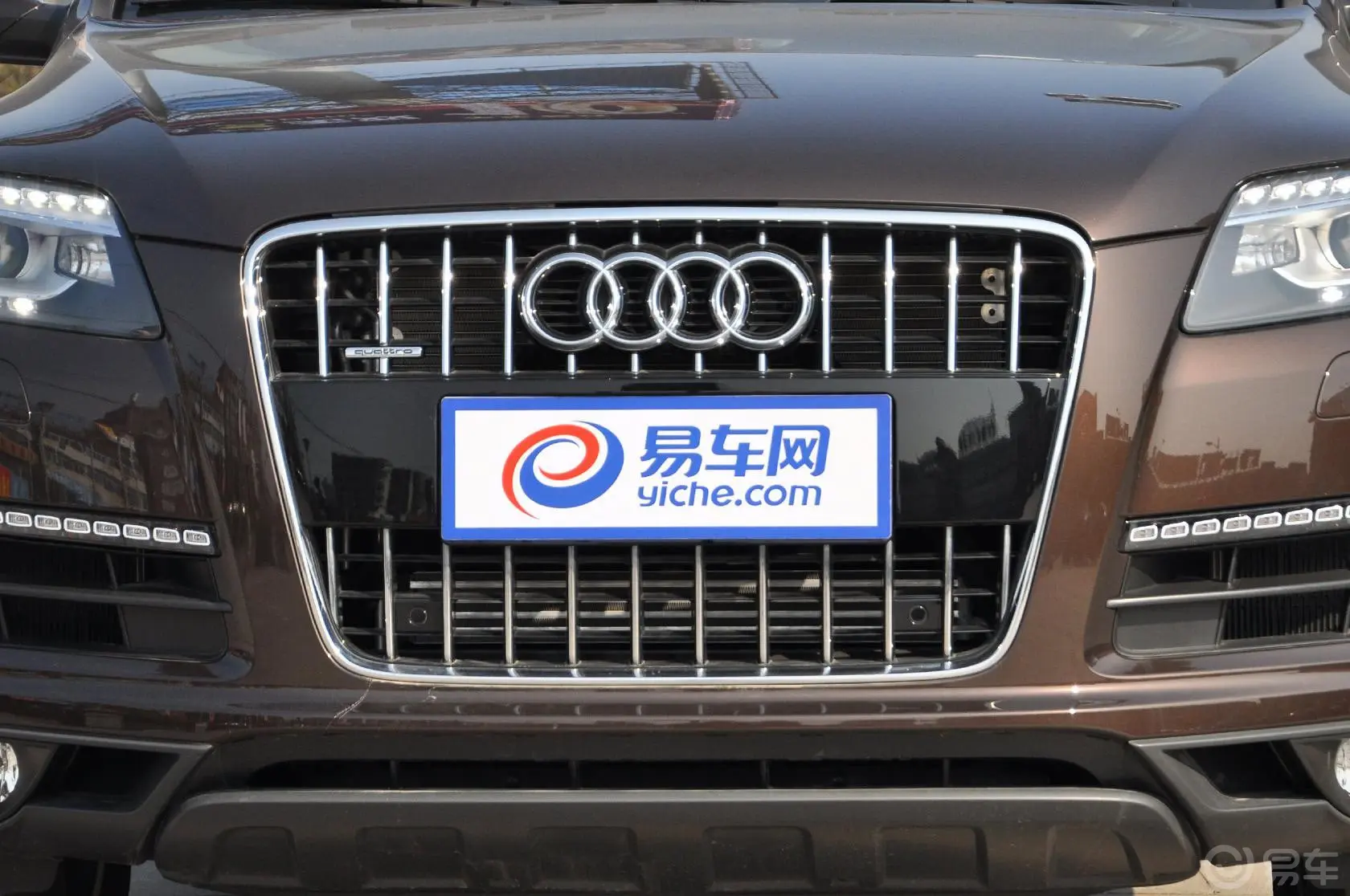 奥迪Q735 TFSI quattro 进取型前格栅侧俯拍