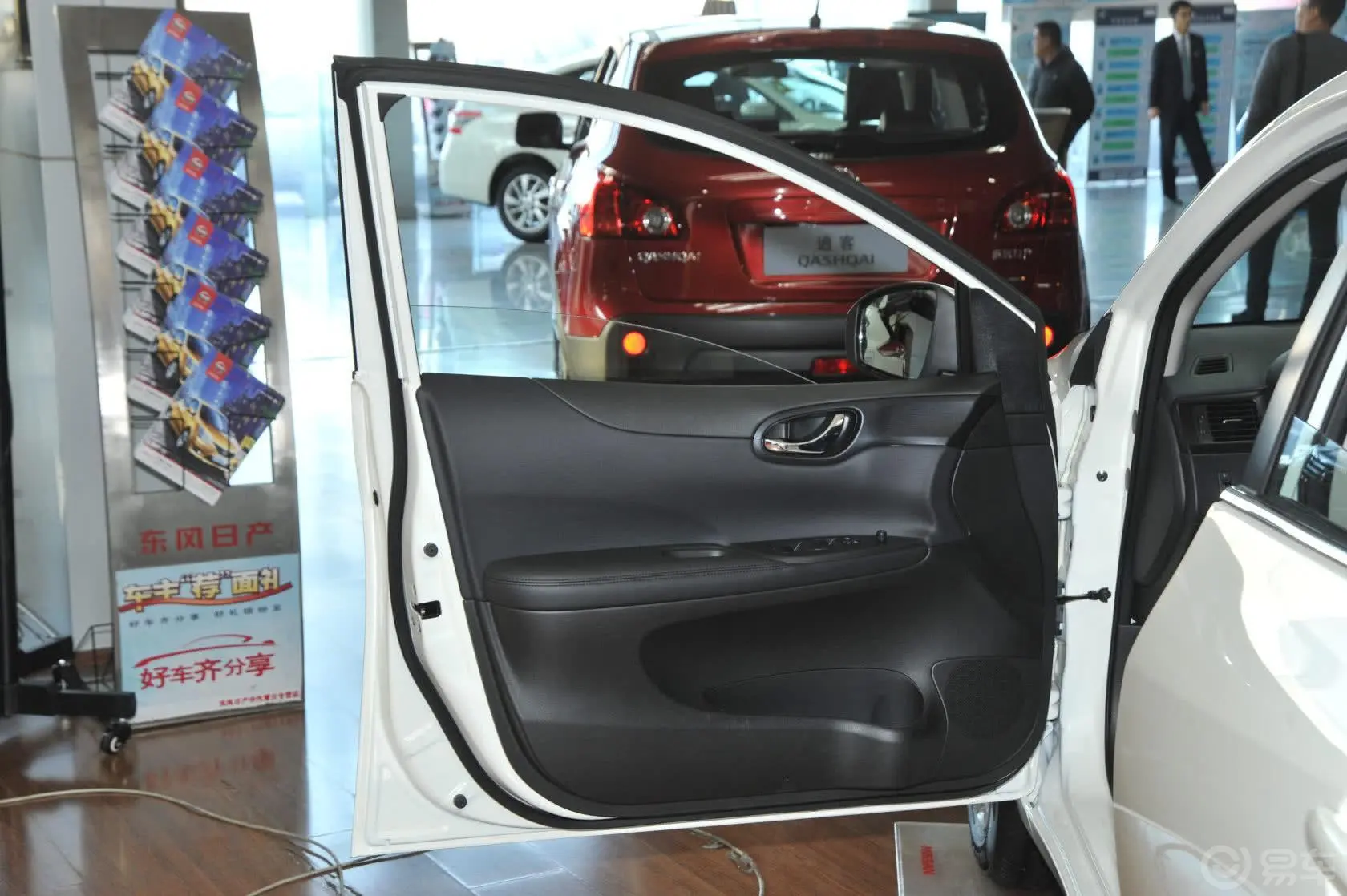 骐达1.6 XE CVT 舒适型驾驶员侧车门内门板