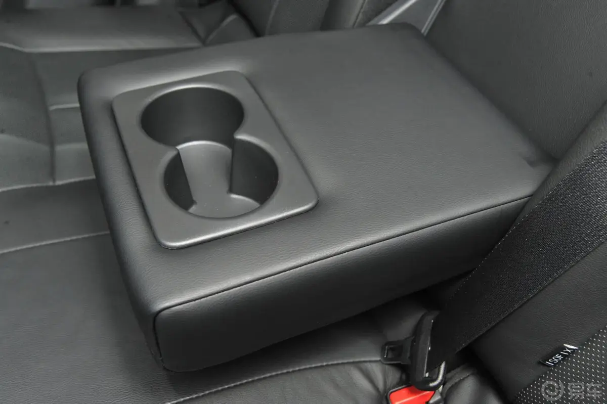 奇骏2.0L CVT 舒适版 两驱后排扶手