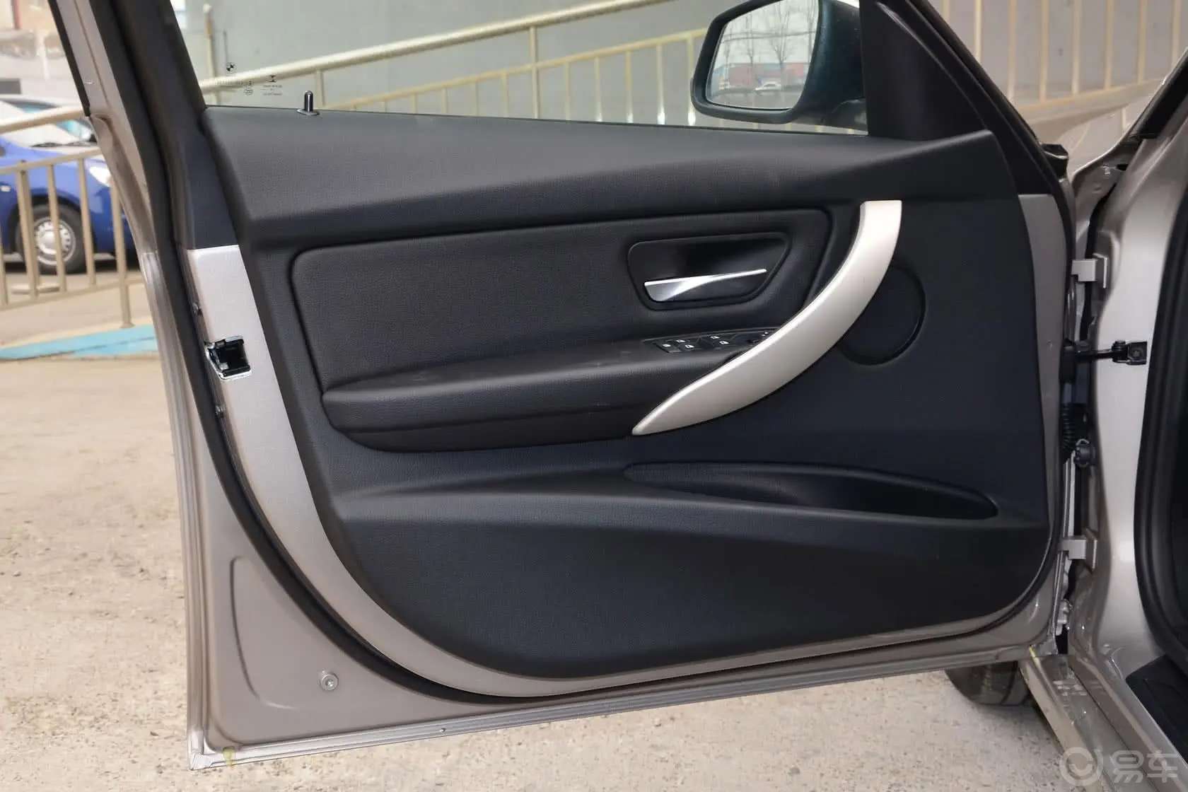 宝马3系320i 时尚型 超悦版驾驶员侧车门内门板