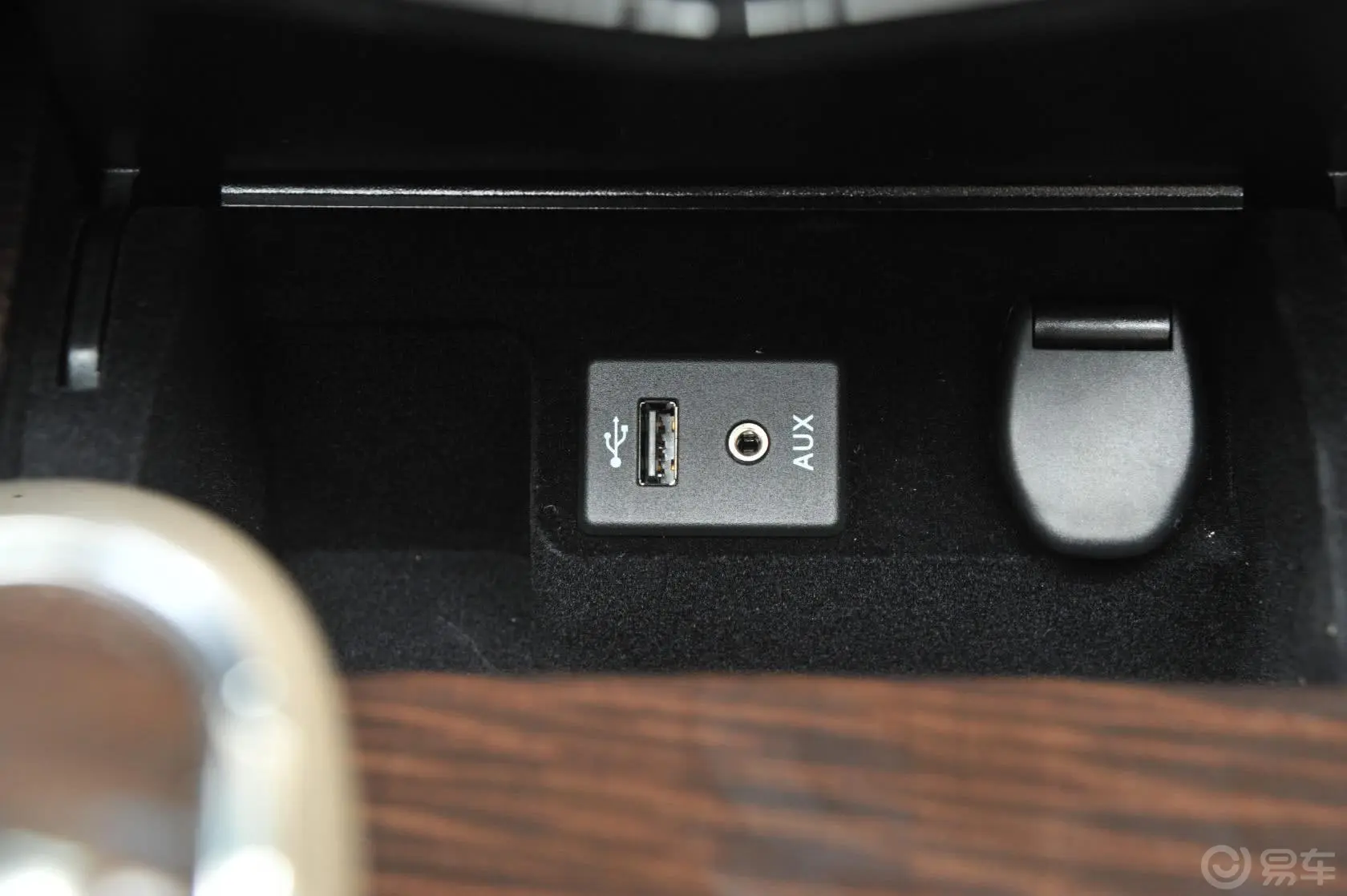 天籁2.0XL 舒适版USB接口