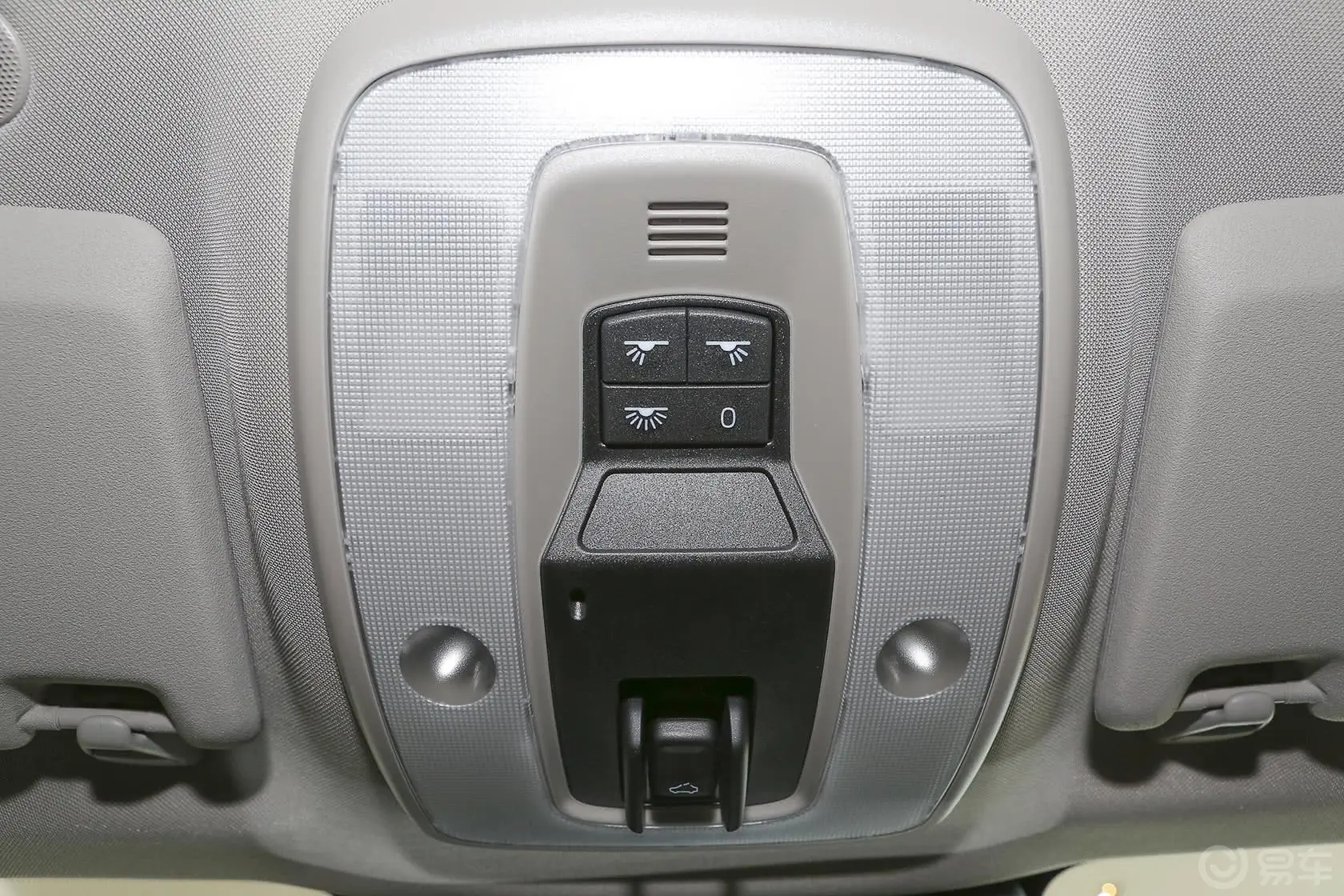 沃尔沃XC60T5 AWD 智驭版前排车顶中央控制区