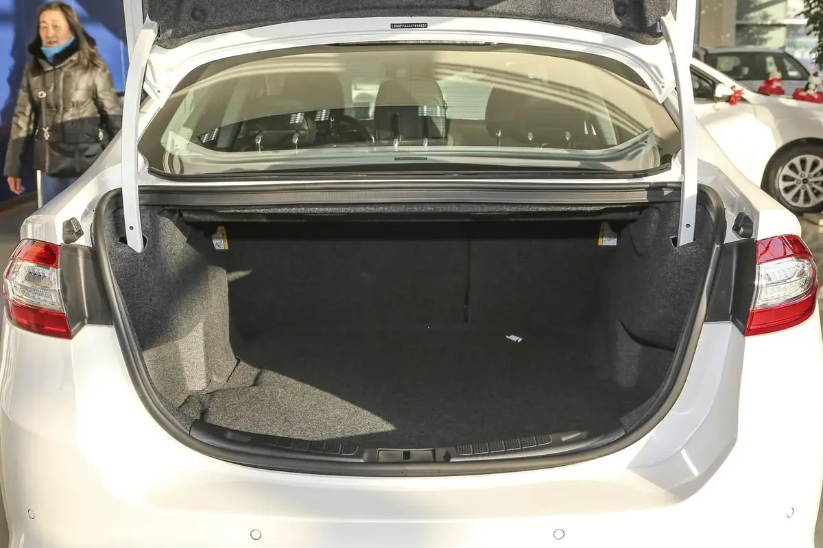 蒙迪欧2.0T 自动 GTDi200 豪华型行李箱空间