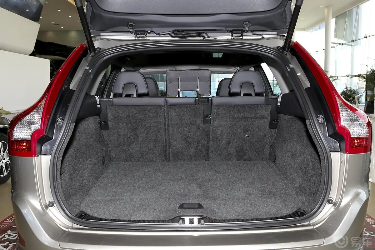 沃尔沃XC60T5 AWD 智驭版行李箱空间
