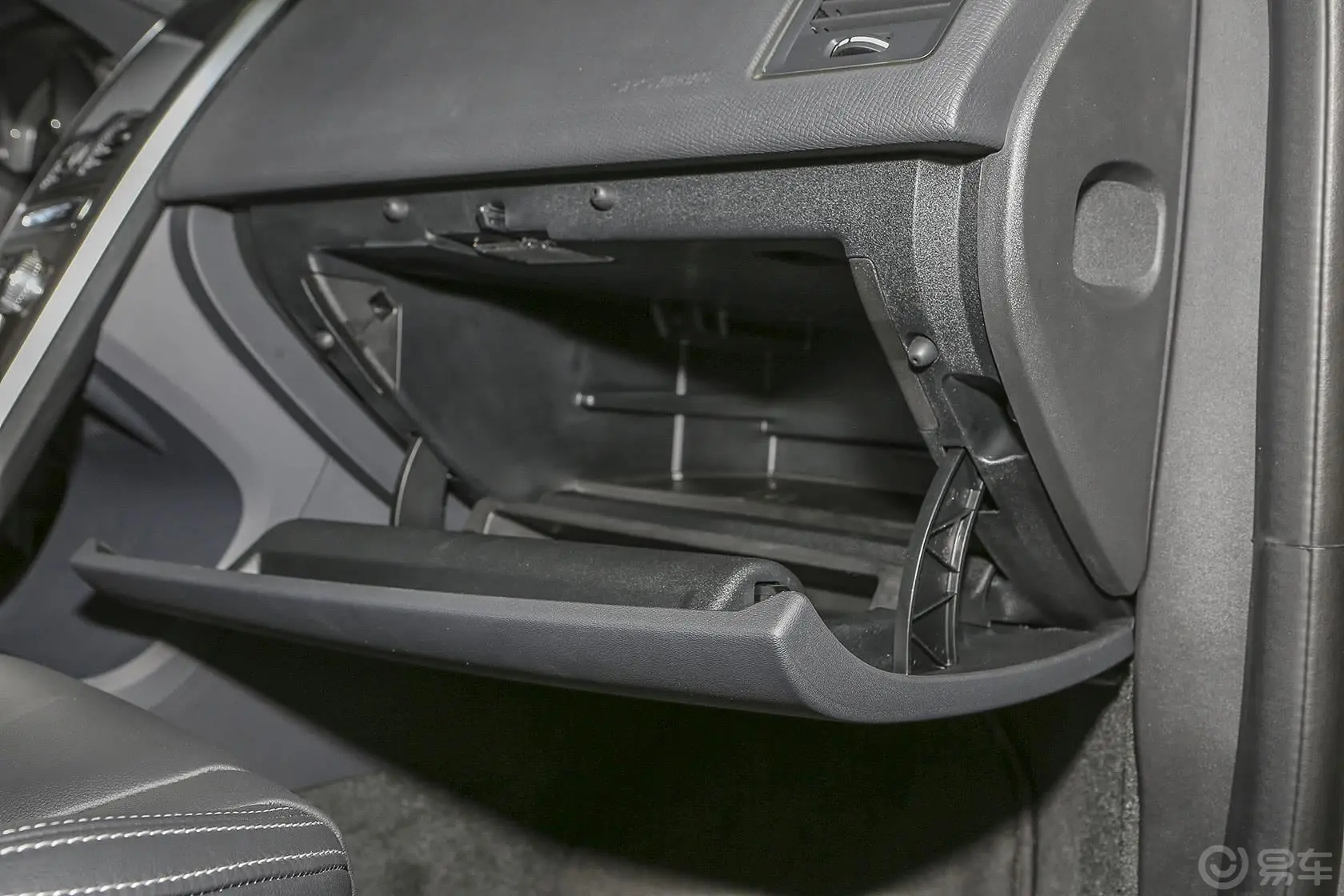沃尔沃XC60T5 AWD 智驭版手套箱