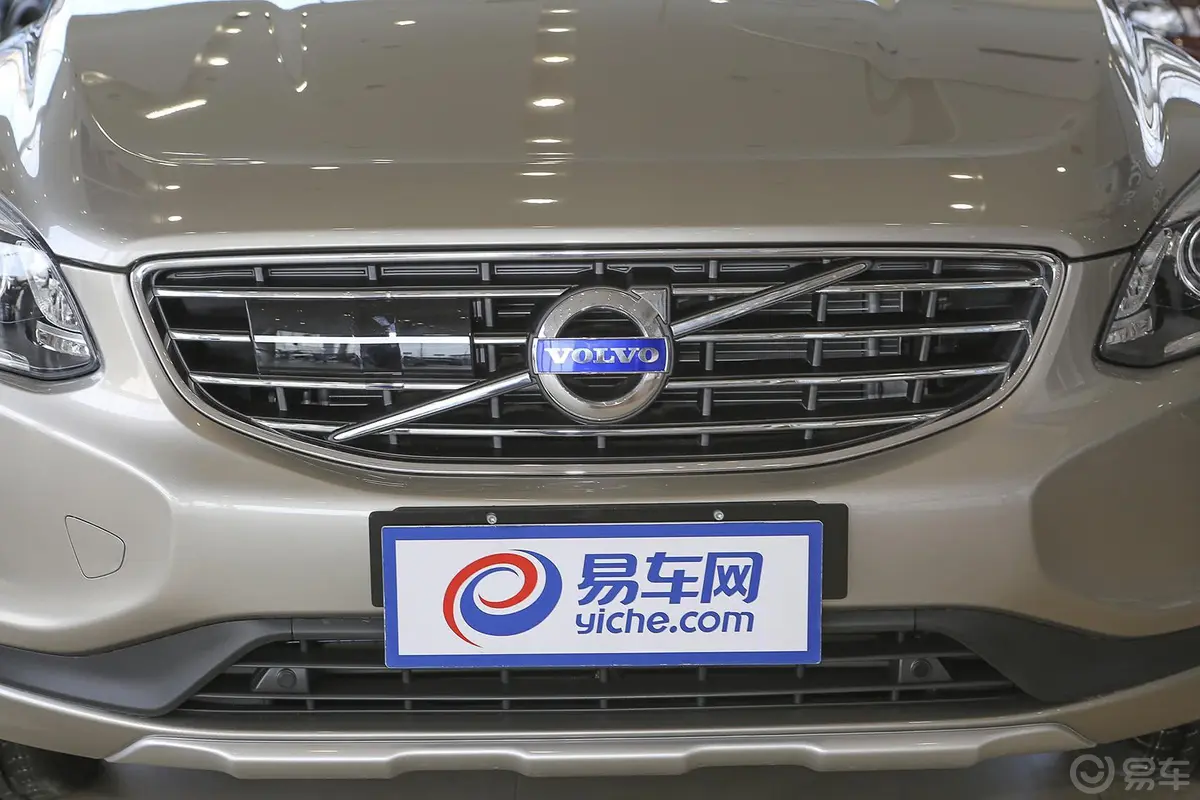 沃尔沃XC60T5 AWD 智驭版前格栅侧俯拍