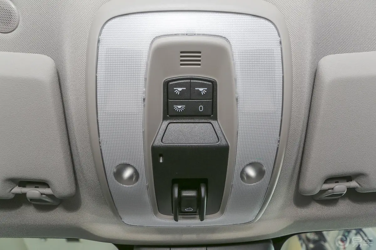 沃尔沃XC60T5 智进版前排车顶中央控制区