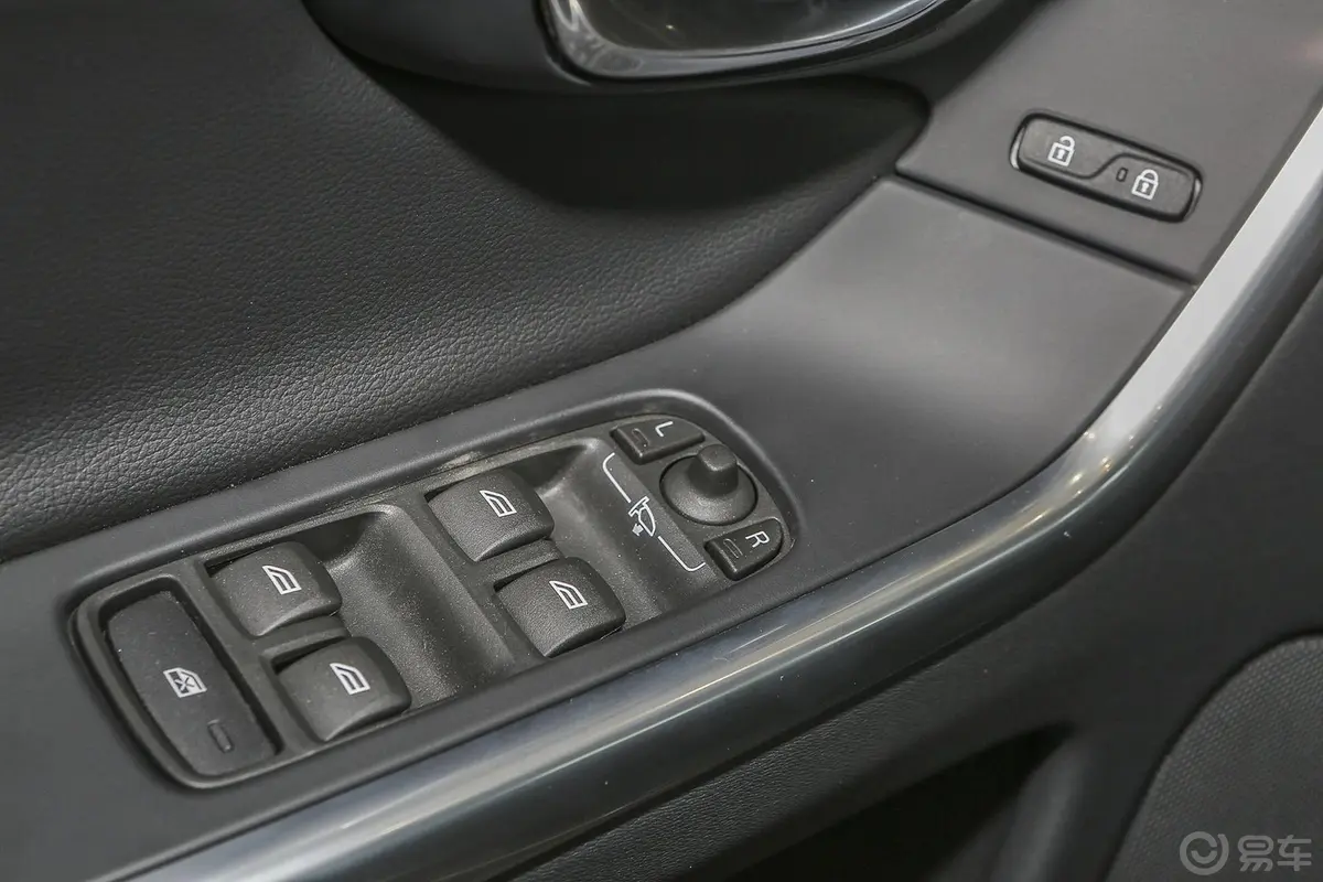 沃尔沃XC60T5 AWD 智驭版车窗升降键
