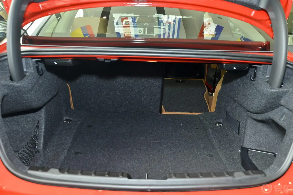 宝马4系双门轿跑车 428i 豪华设计套装行李箱空间