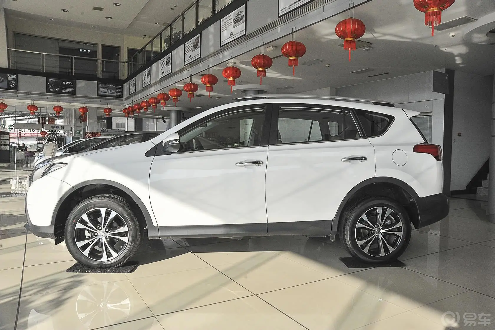 RAV4荣放2.5L 手自一体 豪华版正侧车头向左水平