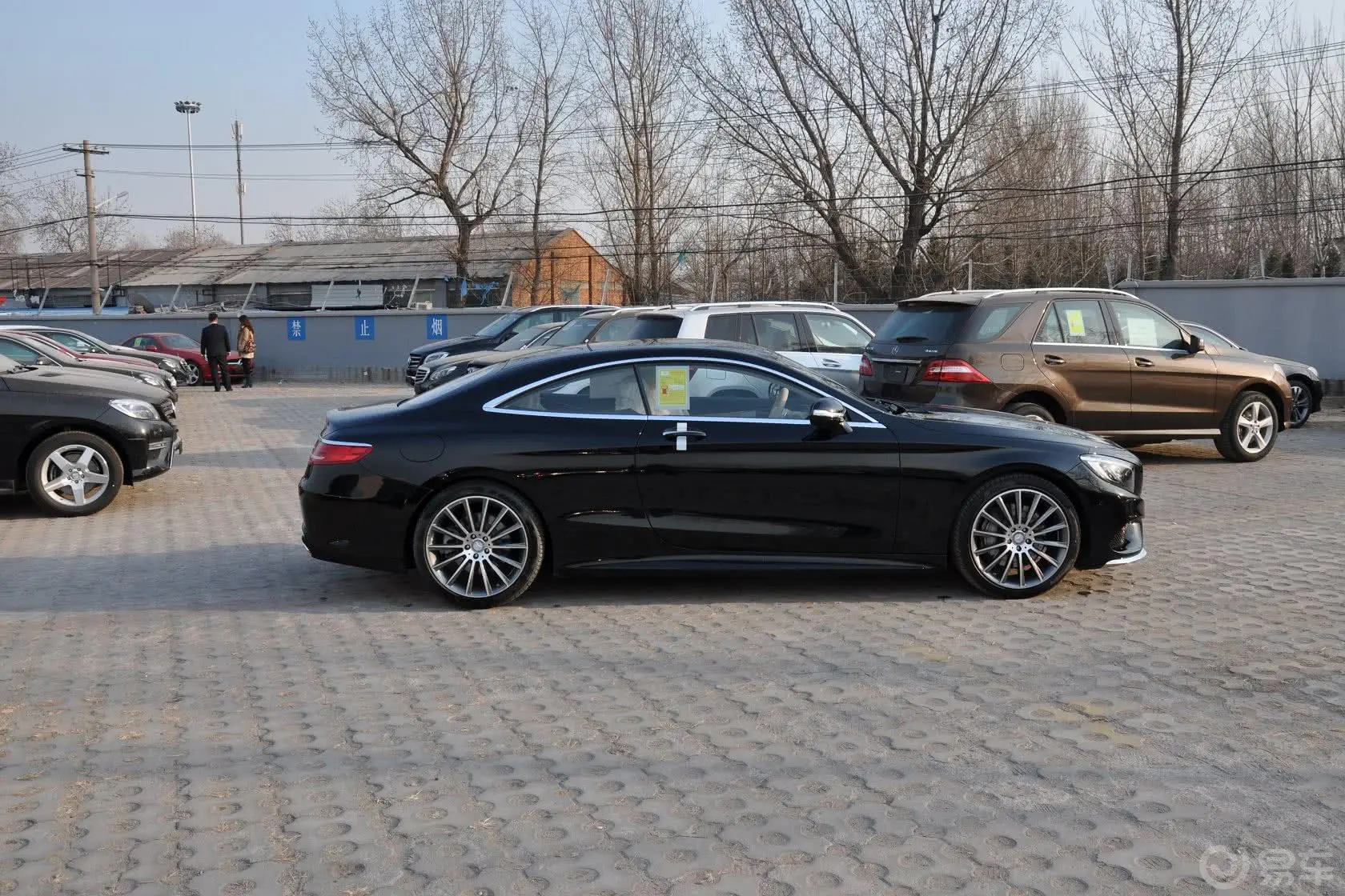 奔驰S级500 4MATIC Coupe正侧车头向右水平