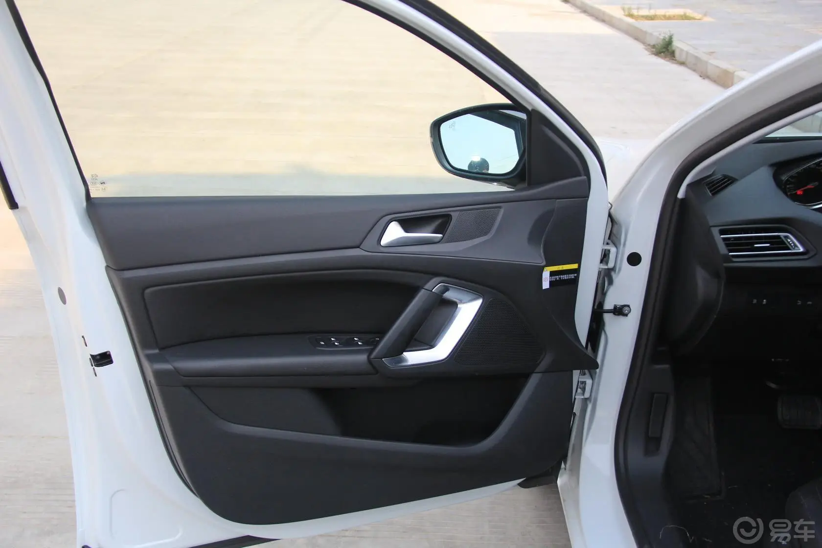 标致308S1.6T 手自一体 睿驰版驾驶员侧车门内门板
