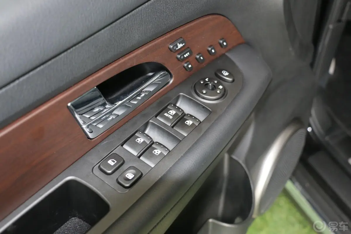 雷斯特W2.0T 四驱 豪华导航版 7座车窗升降键